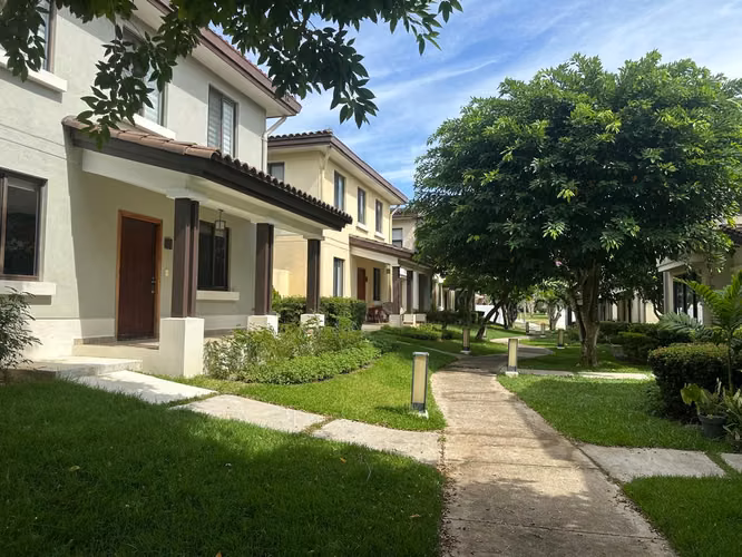 Se vende hermosa casa de 2 plantas en River Valley, Panamá Pacífico