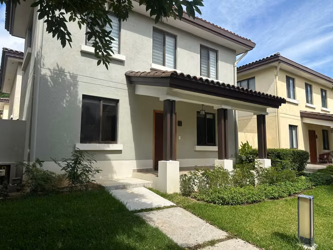 Se vende hermosa casa de 2 plantas en River Valley, Panamá Pacífico