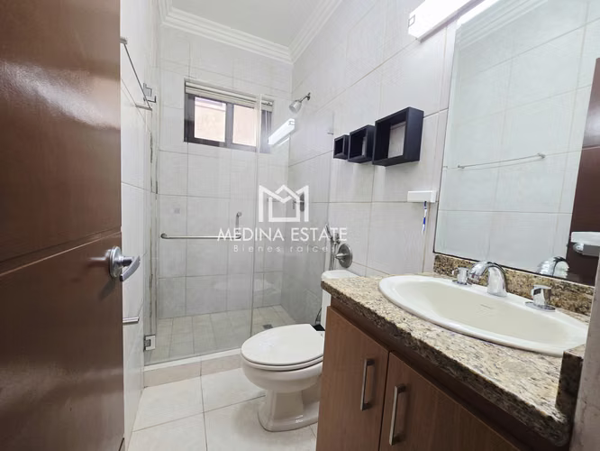 VENDO RESIDENCIA DE ESQUINA EMBASSY CLUB – CLAYTON Magnolia   5 Habitaciones piscina nunca alquilada