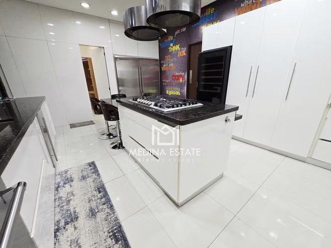 VENDO RESIDENCIA DE ESQUINA EMBASSY CLUB – CLAYTON Magnolia   5 Habitaciones piscina nunca alquilada