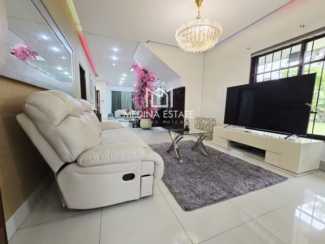 VENDO RESIDENCIA DE ESQUINA EMBASSY CLUB – CLAYTON Magnolia   5 Habitaciones piscina nunca alquilada