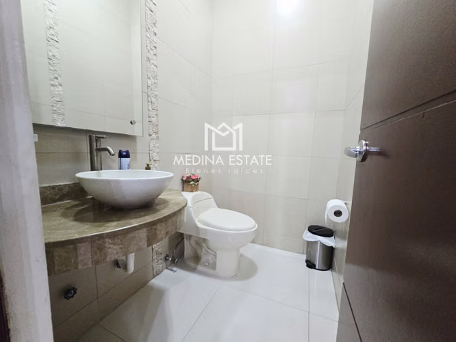 VENDO RESIDENCIA DE ESQUINA EMBASSY CLUB – CLAYTON Magnolia   5 Habitaciones piscina nunca alquilada