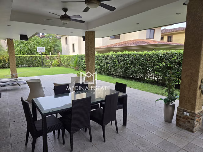 VENDO RESIDENCIA DE ESQUINA EMBASSY CLUB – CLAYTON Magnolia   5 Habitaciones piscina nunca alquilada