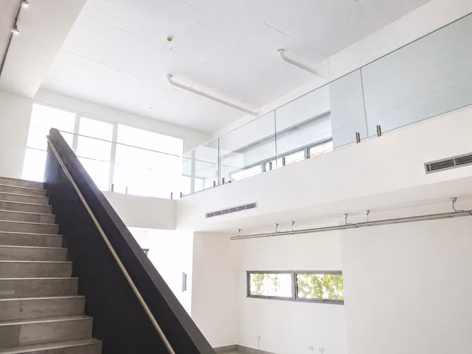 (ES)-Oficina en alquiler en YOO Panamá | 220 m² | Doble altura | Frente a la Cinta Costera | Distribución corporativa en 2 niveles