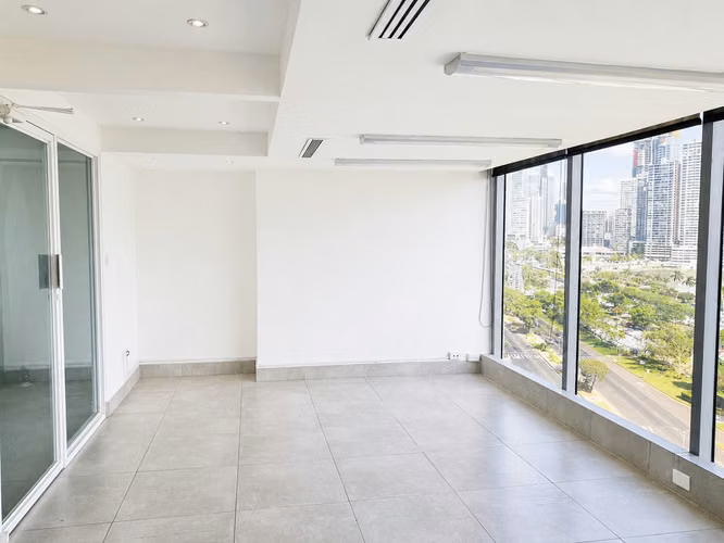 (ES)-Oficina en alquiler en YOO Panamá | 220 m² | Doble altura | Frente a la Cinta Costera | Distribución corporativa en 2 niveles