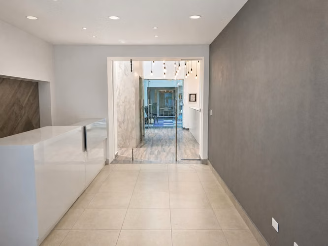(ES)-Oficina en alquiler en YOO Panamá | 220 m² | Doble altura | Frente a la Cinta Costera | Distribución corporativa en 2 niveles