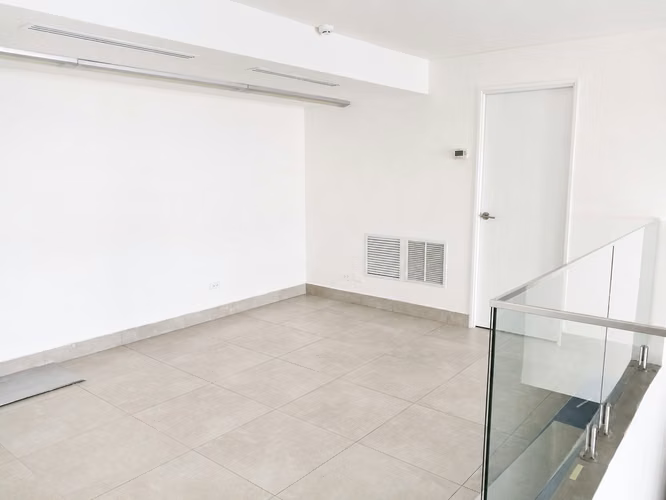(ES)-Oficina en alquiler en YOO Panamá | 220 m² | Doble altura | Frente a la Cinta Costera | Distribución corporativa en 2 niveles