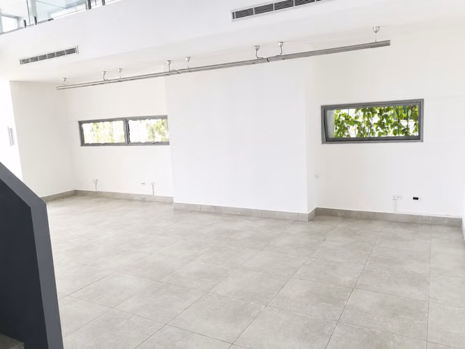 (ES)-Oficina en alquiler en YOO Panamá | 220 m² | Doble altura | Frente a la Cinta Costera | Distribución corporativa en 2 niveles