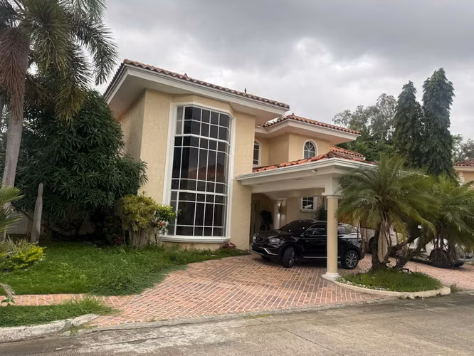 Se Alquila Casa de Lujo con Jacuzzi – Palmeras del Este, Costa del Este