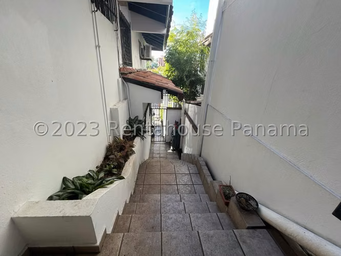 Venta de Hermosa Casa Remodelada en El Hato Pintado 27*92Mfk