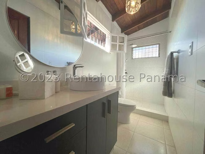 Venta de Hermosa Casa Remodelada en El Hato Pintado 27*92Mfk