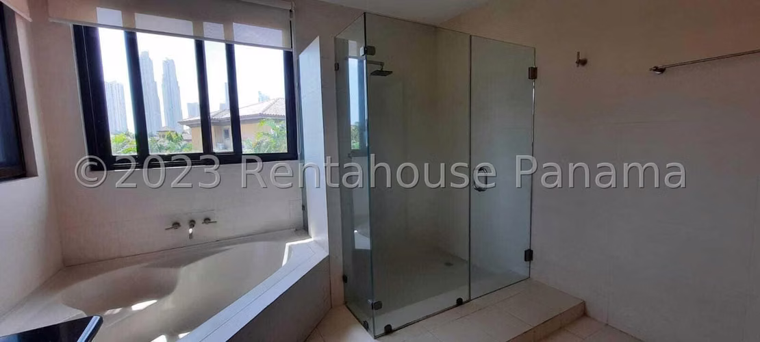 Casa en venta en PH Antigua Costa del Este 24-2842