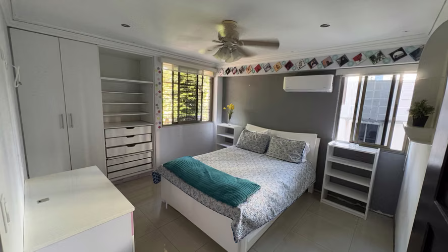 Spacious room with air conditioning in apartment located in exclusive area / Av Balboa