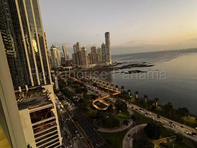 Se Alquila Apartamento en Avenida Balboa LA27-341
