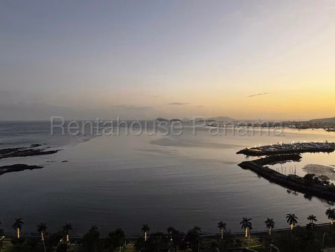 Se Alquila Apartamento en Avenida Balboa LA27-341