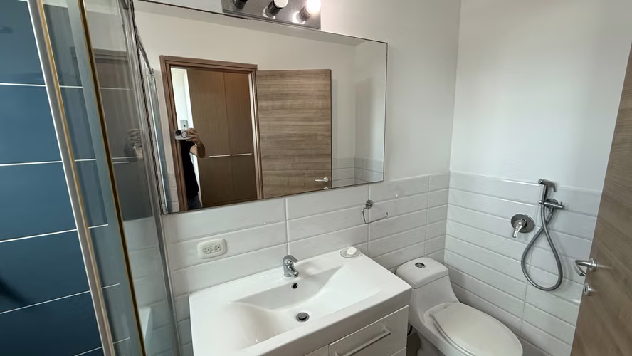 Se Vende Apartamento de 2 recámaras, 2 baños, balcón a pasos del Metro