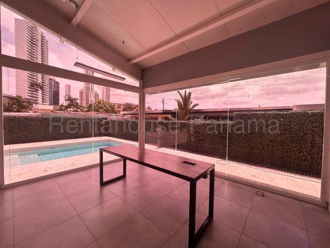 ALQUILER DE CASA EN CASA COMERCIAL COCO DEL MAR HQ
