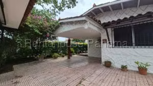 Venta de Casa con 348m2 en Villa de las Fuentes 27-334SR