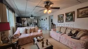 Venta de Casa con 348m2 en Villa de las Fuentes 27-334SR