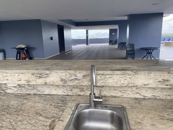 Apartamento Amplio y Fresco en El Cangrejo | Excelente Precio