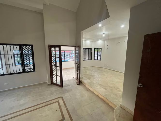 Venta de Casa con Piscina Privada en Hato Pintado - LH