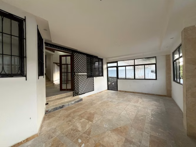 Venta de Casa con Piscina Privada en Hato Pintado - LH