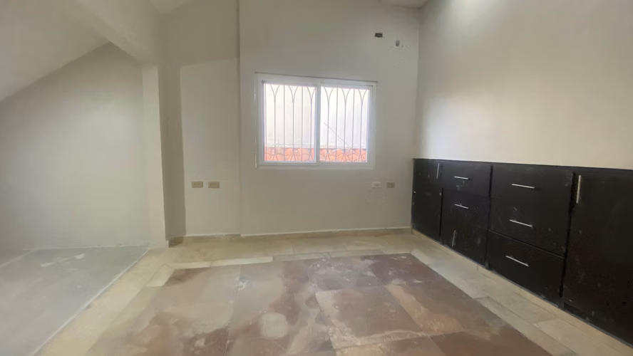 Venta de Casa con Piscina Privada en Hato Pintado - LH