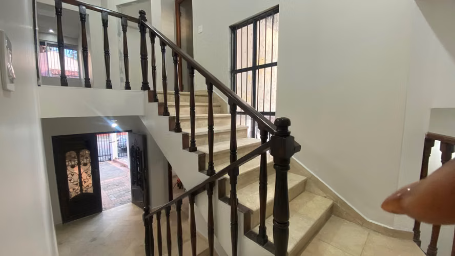 Venta de Casa con Piscina Privada en Hato Pintado - LH
