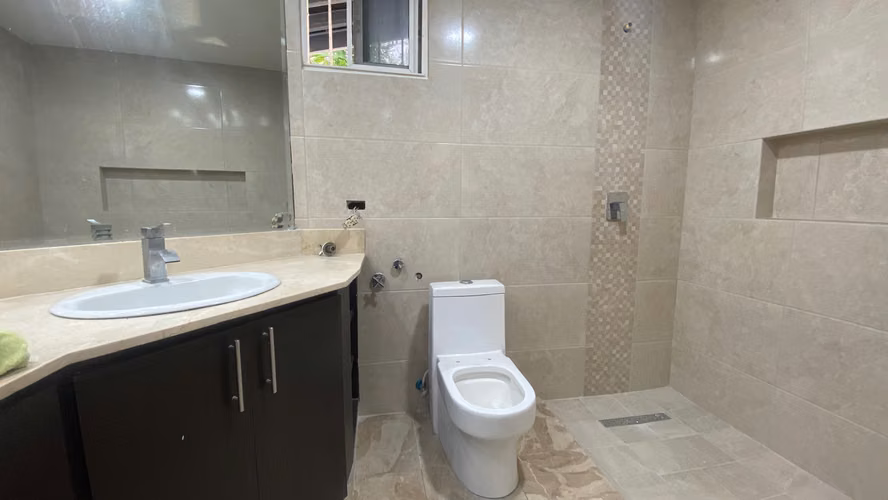 Venta de Casa con Piscina Privada en Hato Pintado - LH