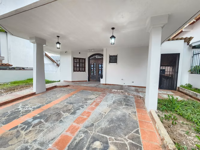 Venta de Casa con Piscina Privada en Hato Pintado - LH