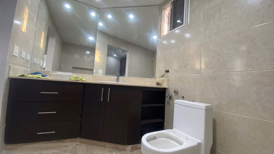 Venta de Casa con Piscina Privada en Hato Pintado - LH