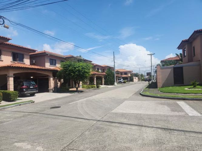 Venta Casa de Esquina en PH Versalles Ciudad de Panamá - LH