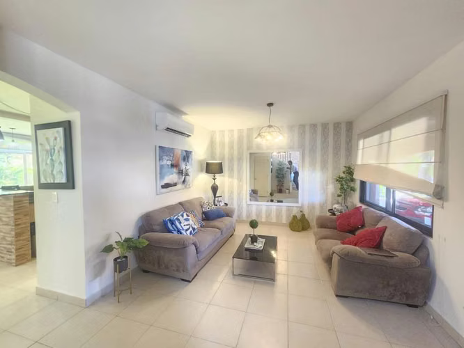 Venta Casa de Esquina en PH Versalles Ciudad de Panamá - LH