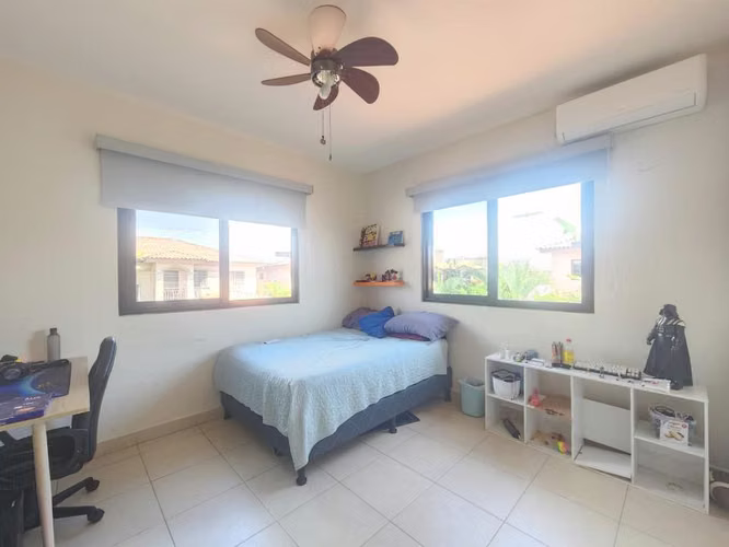 Venta Casa de Esquina en PH Versalles Ciudad de Panamá - LH