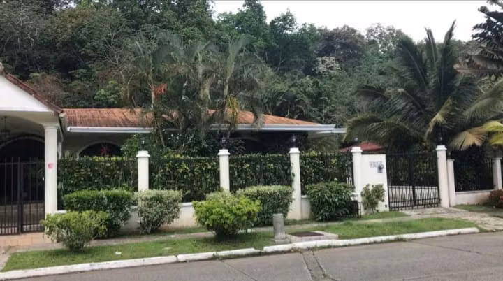 Se Alquila Casa de Lujo con Piscina en Albrook  MFR2053