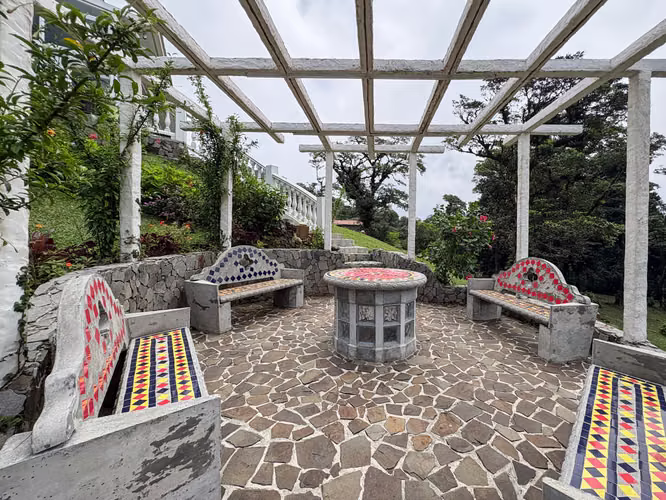 Casa de Dos Plantas en Venta sobre Doble Lote en Altos del María