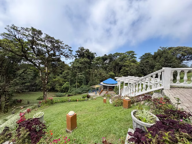 Casa de Dos Plantas en Venta sobre Doble Lote en Altos del María