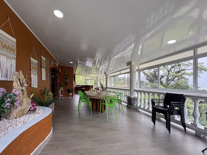 Casa de Dos Plantas en Venta sobre Doble Lote en Altos del María