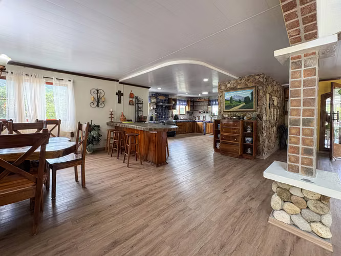 Casa de Dos Plantas en Venta sobre Doble Lote en Altos del María