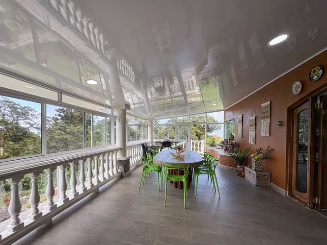 Casa de Dos Plantas en Venta sobre Doble Lote en Altos del María