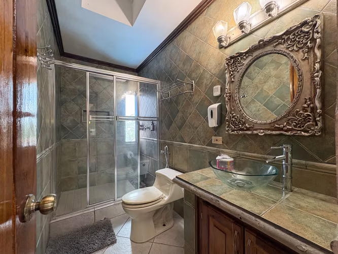 Casa de Dos Plantas en Venta sobre Doble Lote en Altos del María