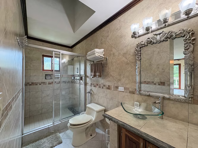 Casa de Dos Plantas en Venta sobre Doble Lote en Altos del María