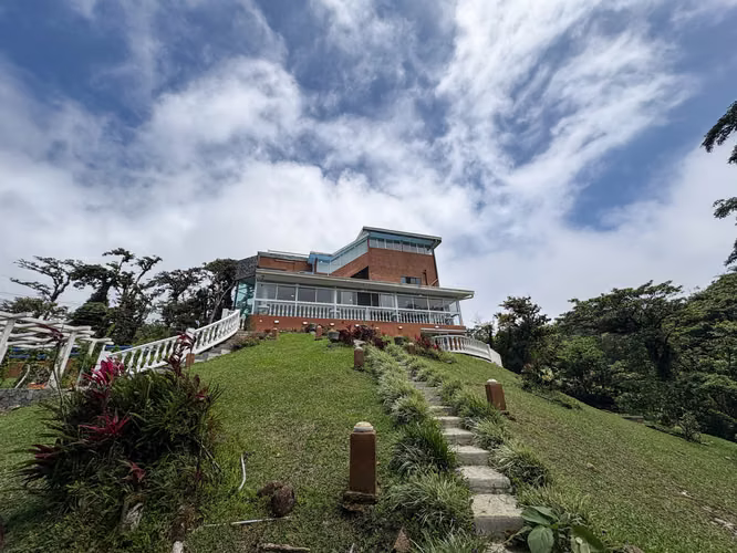 Casa de Dos Plantas en Venta sobre Doble Lote en Altos del María