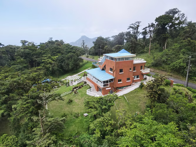 Casa de Dos Plantas en Venta sobre Doble Lote en Altos del María