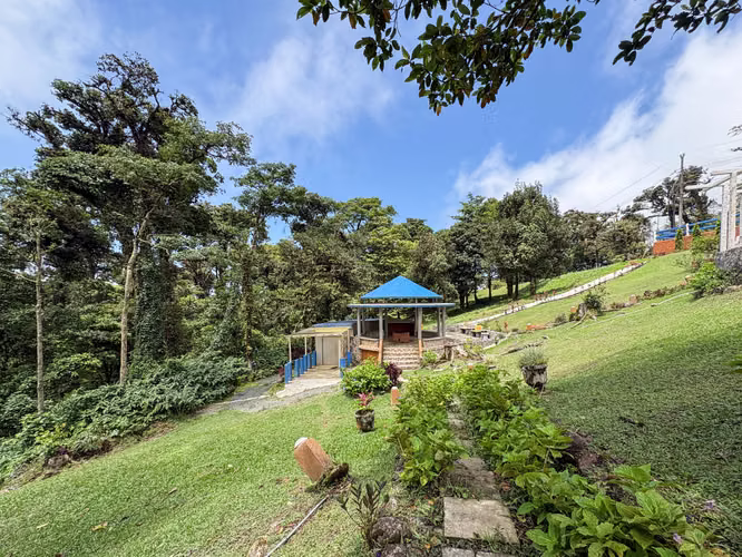 Casa de Dos Plantas en Venta sobre Doble Lote en Altos del María