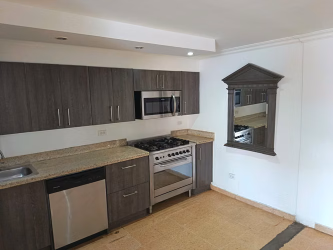 SE ALQUILA APARTAMENTO CON AIRES LAS MERCEDES