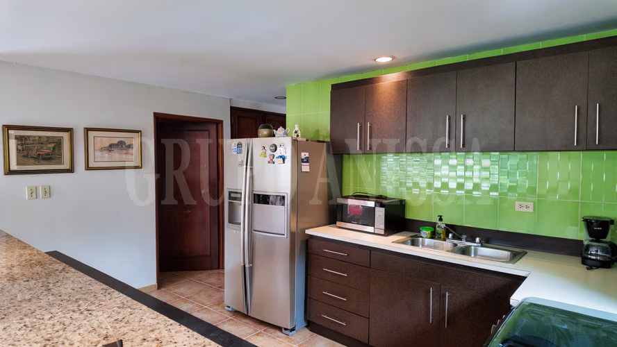 OPORTUNIDAD! Se vende Hermosa Casa en Coronado con Piscina