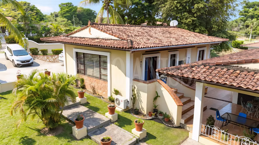 OPORTUNIDAD! Se vende Hermosa Casa en Coronado con Piscina