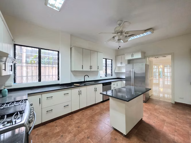Casa en Venta en Marbella calle de embajadas casa familiar