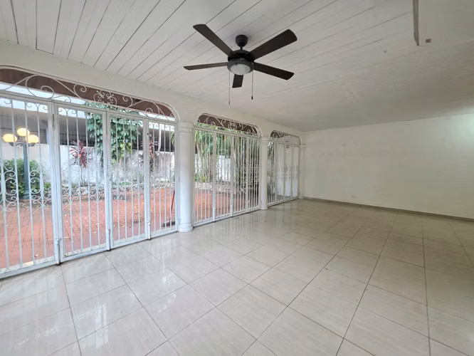 Casa en Venta en Marbella calle de embajadas casa familiar